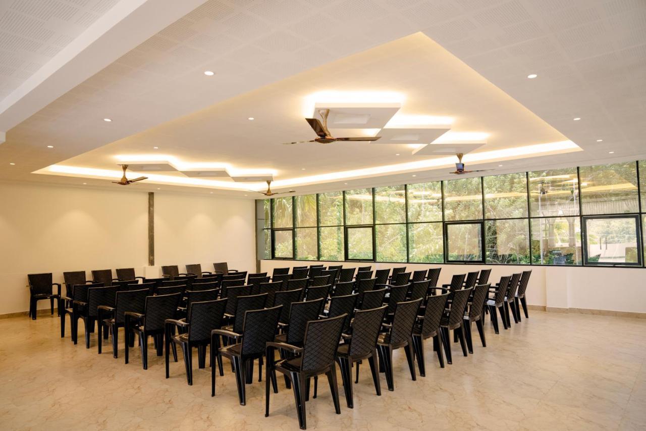 Bluemist Resorts Athirappilly Buitenkant foto